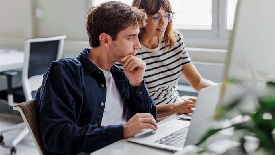 Discussion entre professionnels sur l’impact des nouvelles mesures LFSS 2025 sur les charges sociales patronales, travail collaboratif en entreprise