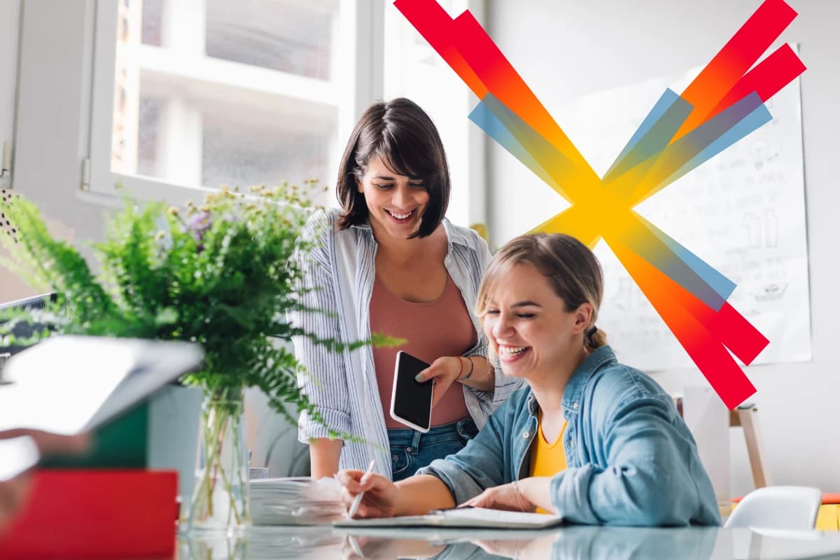 Kolleger som snakker om permisjon i arbeidslivet