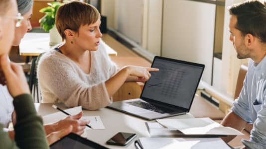 Kvinna som pekar på en skärm