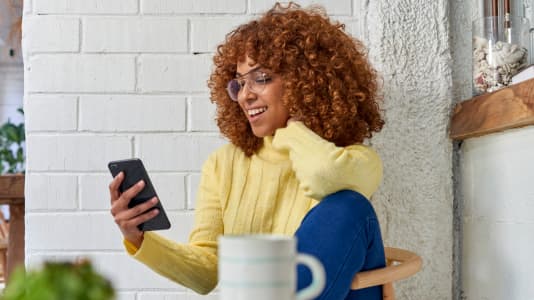 Kvinna som tittar på telefon