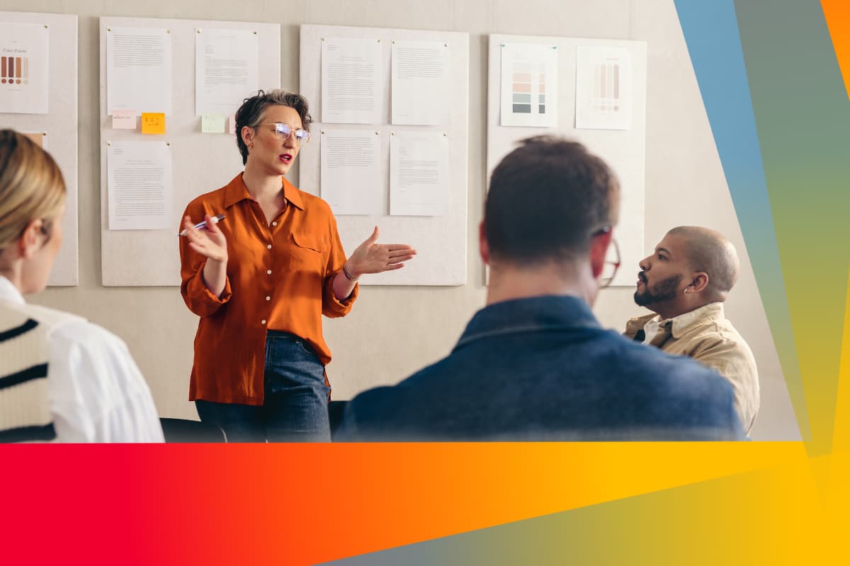 Kvinna som talar inför grupp