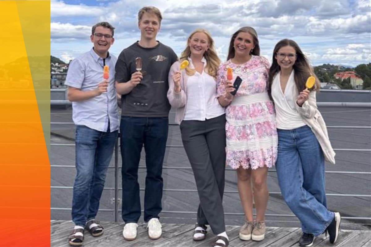 Våre interns-studenter spiser is på takterrassen